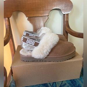 Brand New UGG Kids Size 5 Funkette Slippers in Chestnut